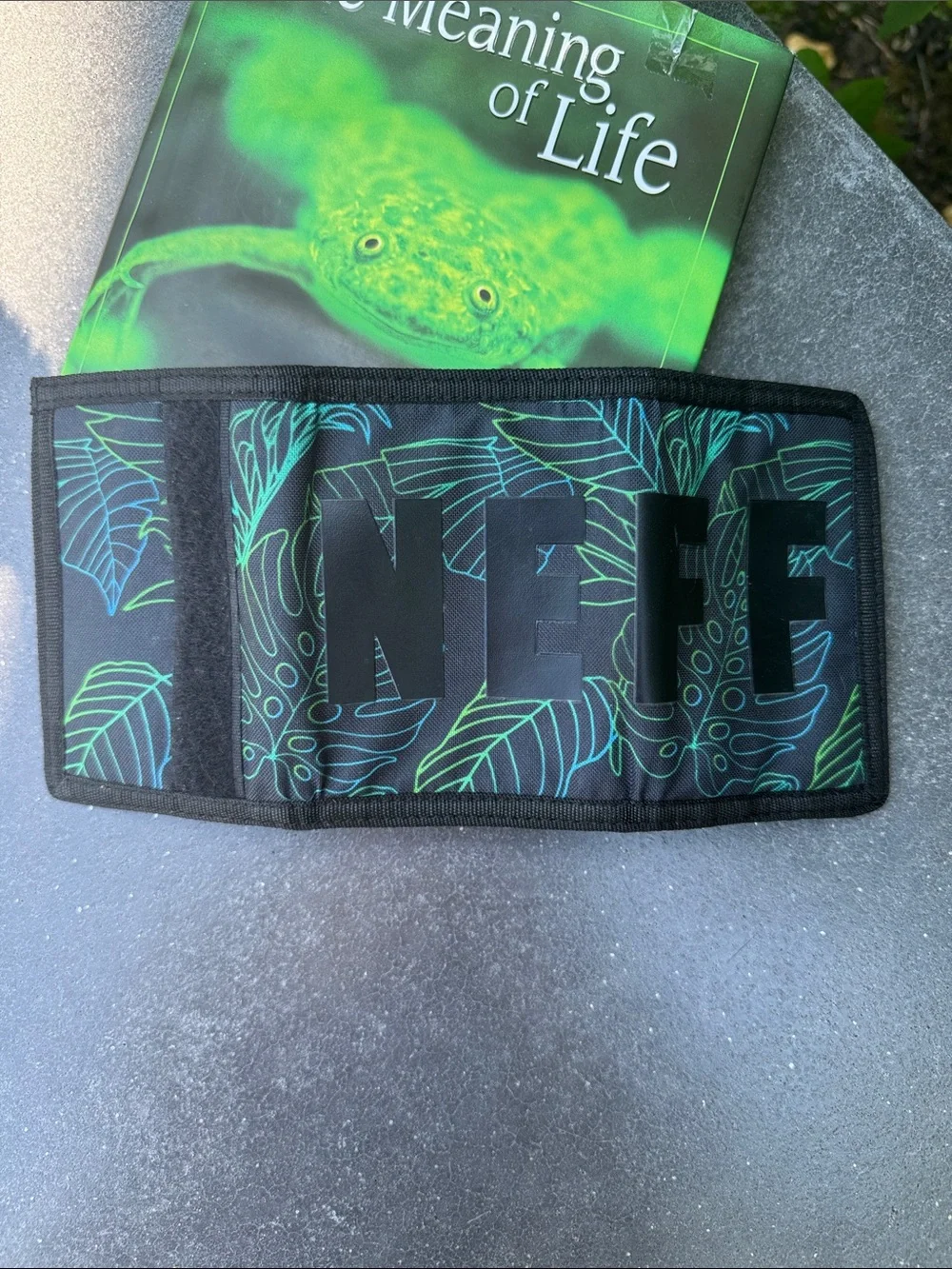 NWOT NEFF black background with tropical theme trifold wallet. Zipper pocket.